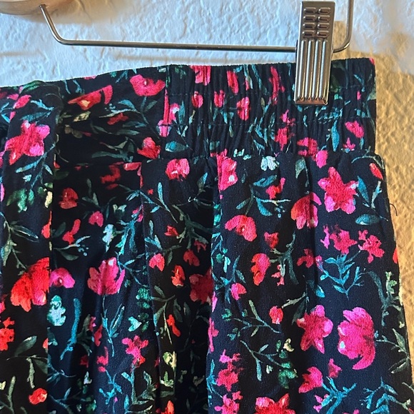 Zara Black and Red Floral Shorts - Picture 2 of 4